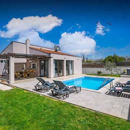 Bobo Family House With Pool Villa วอดิยัน ภายนอก รูปภาพ