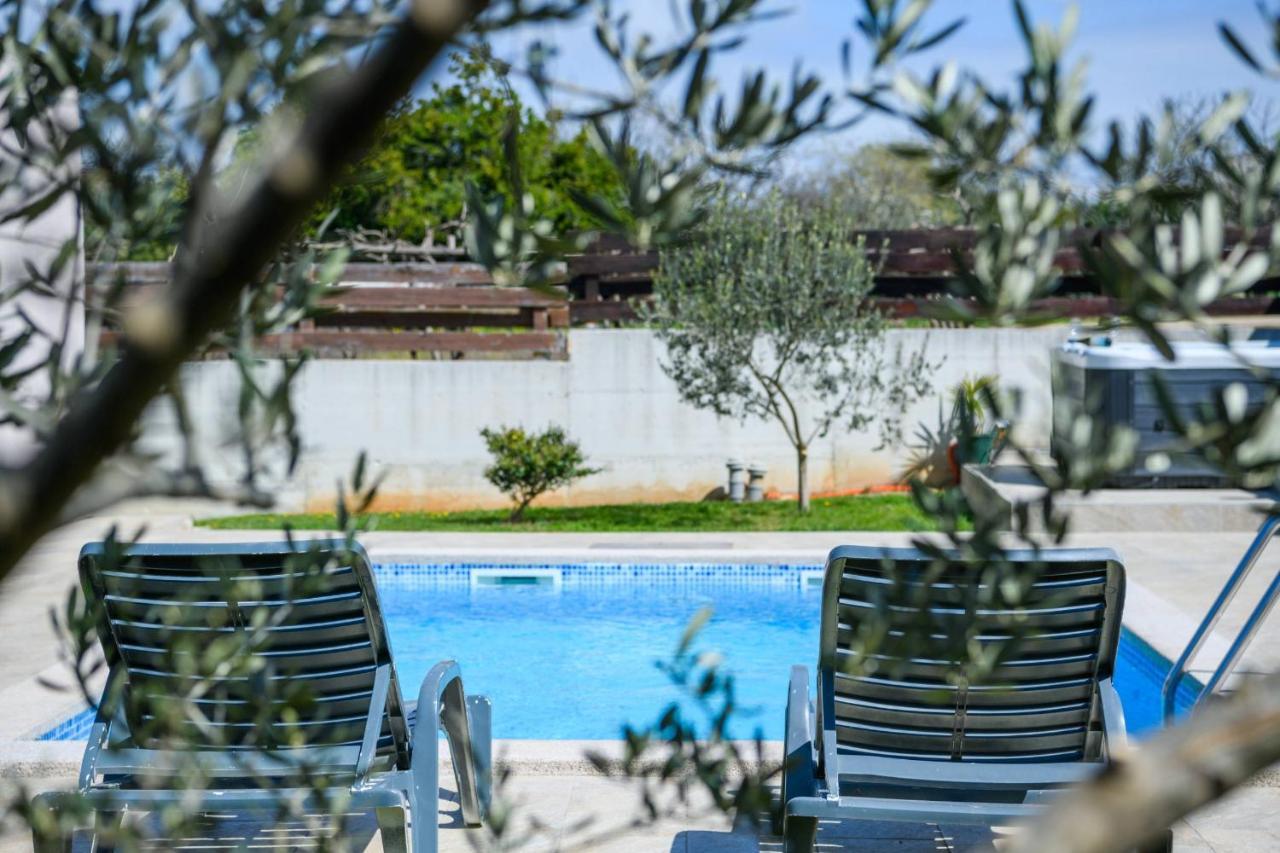 Bobo Family House With Pool Villa วอดิยัน ภายนอก รูปภาพ