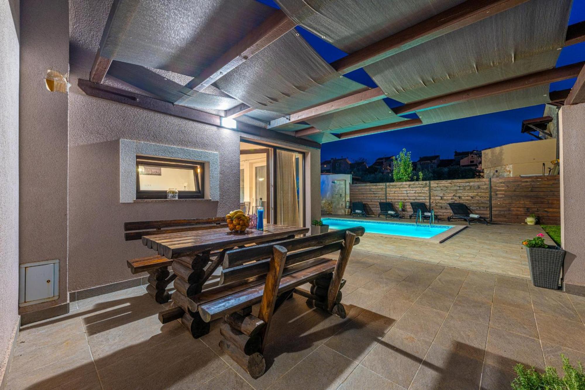 Bobo Family House With Pool Villa วอดิยัน ภายนอก รูปภาพ