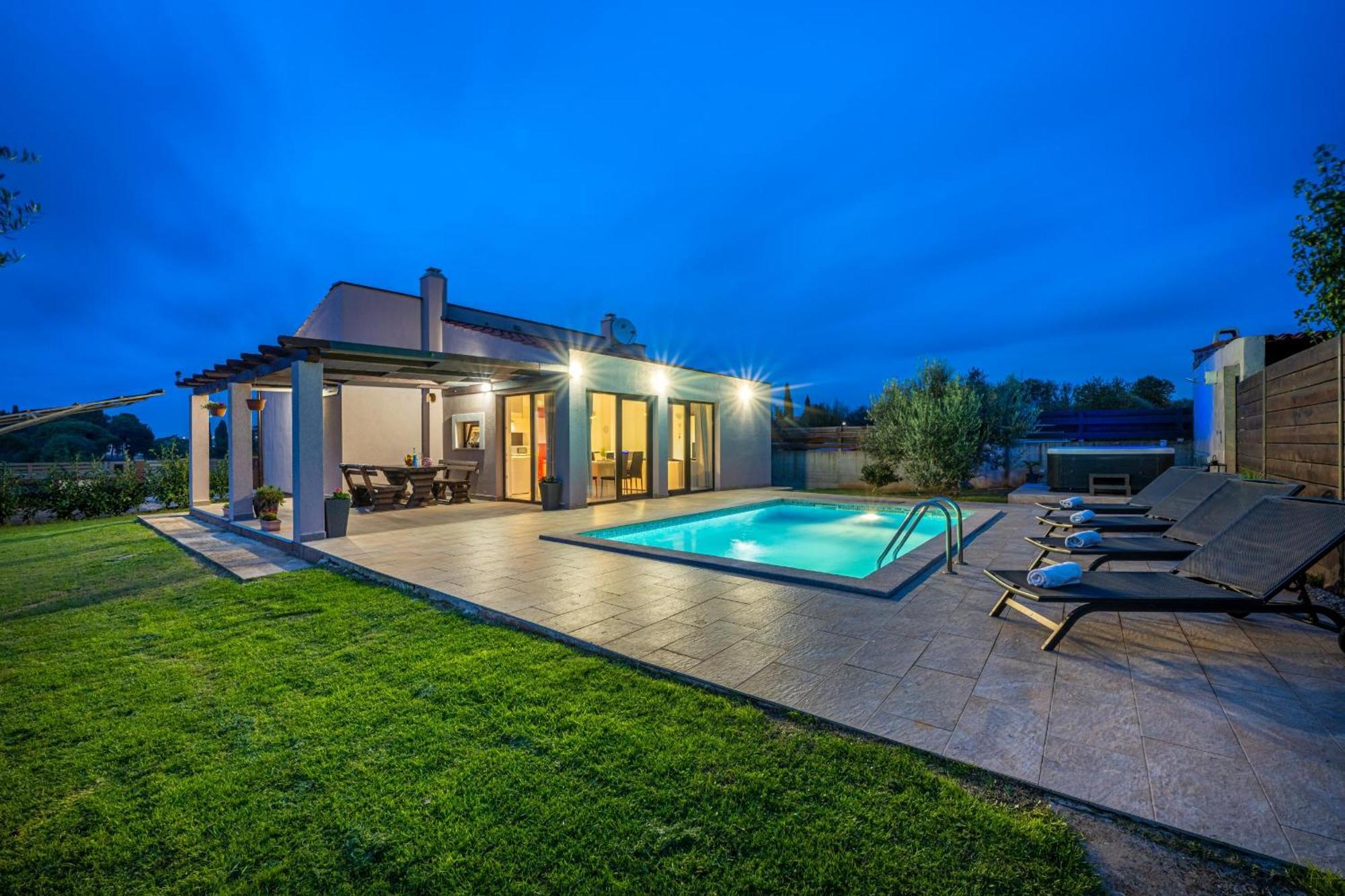 Bobo Family House With Pool Villa วอดิยัน ภายนอก รูปภาพ