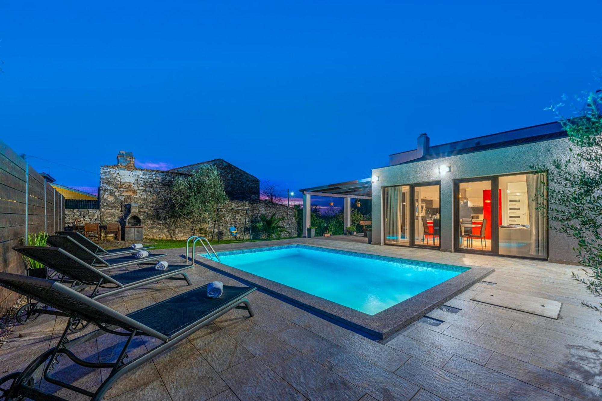 Bobo Family House With Pool Villa วอดิยัน ภายนอก รูปภาพ